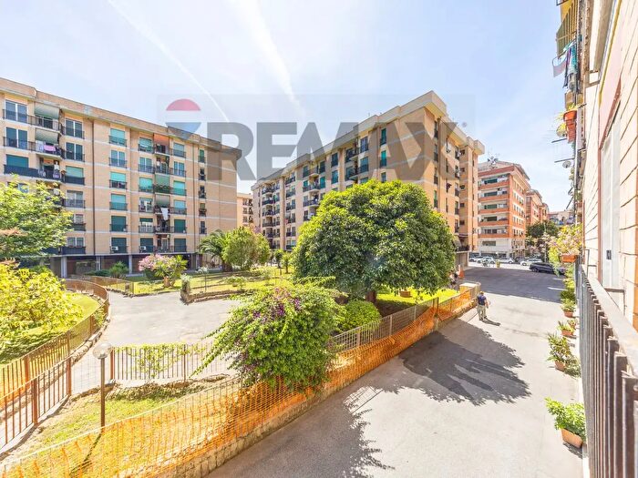 Appartamento trilocale in vendita in Via Pescaglia, Roma