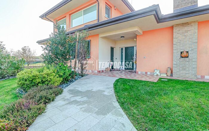 Casa con 5 locali in vendita in Via Monte Bianco, Pombia