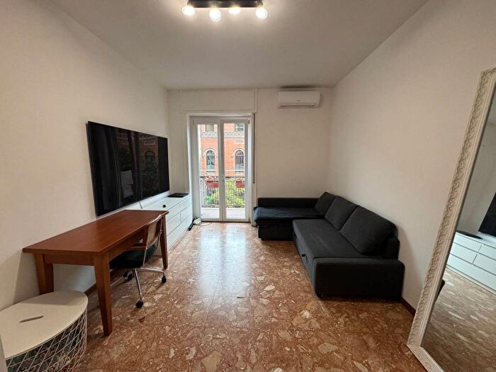 Appartamento trilocale in affitto in Via Luigi Settembrini, Centrale, Milano