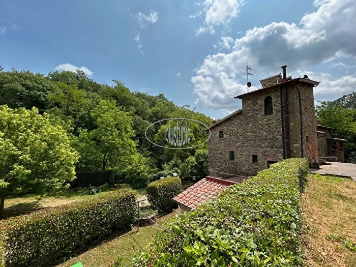 Casa con 16 locali in vendita in Figline e Incisa Valdarno