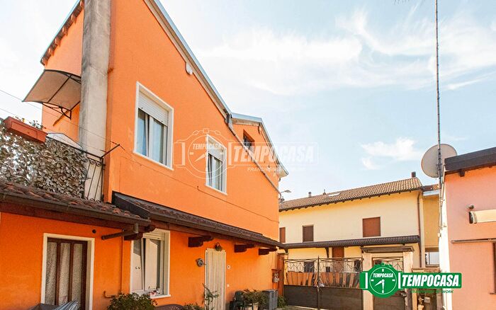 Casa trilocale in vendita in Via Francesco Baracca, Magnago