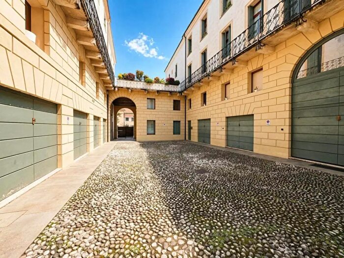 Appartamento trilocale in vendita in Contrà Carpagnon, Vicenza