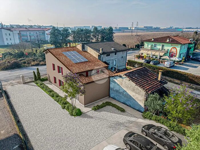 Casa con 7 locali in vendita in Via Gardesane, Verona