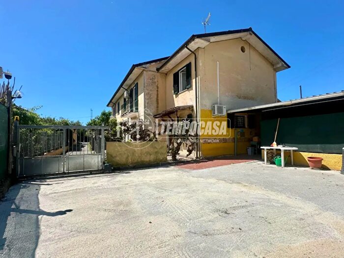 Casa quadrilocale in vendita in Villaggio Unrra, Massa