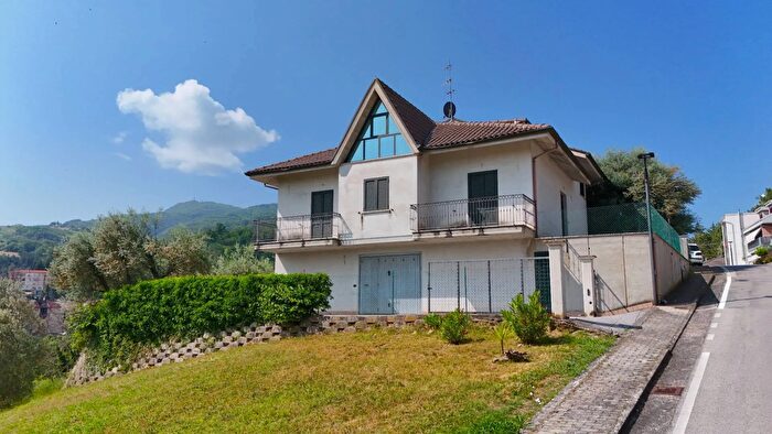 Casa con 9 locali in vendita in Via della Repubblica, Rotella