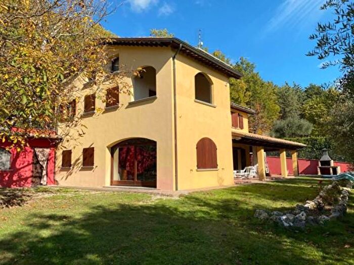 Casa con 6 locali in vendita in Acqualagna