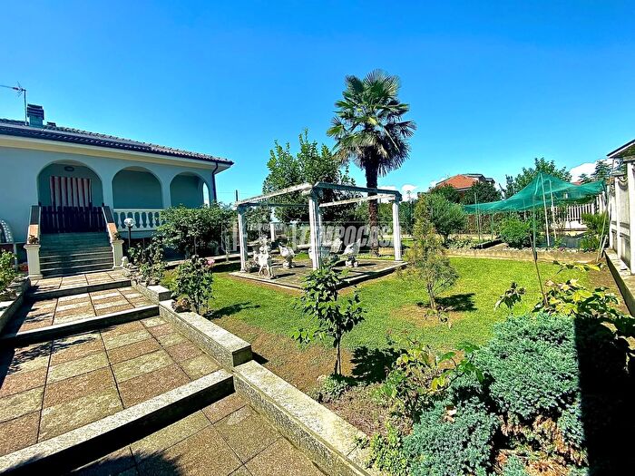 Appartamento con 8 locali in vendita in Via Caselle Vecchia, Leini