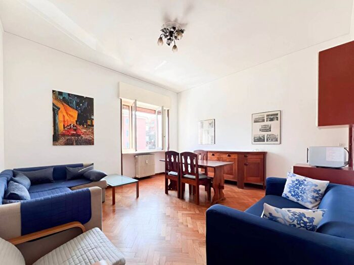 Appartamento trilocale in affitto in Via Lorenteggio, Inganni, Milano