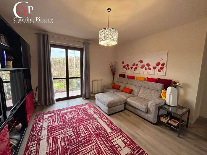 Appartamento con 5 locali in vendita in Via Gualdrada, Firenze