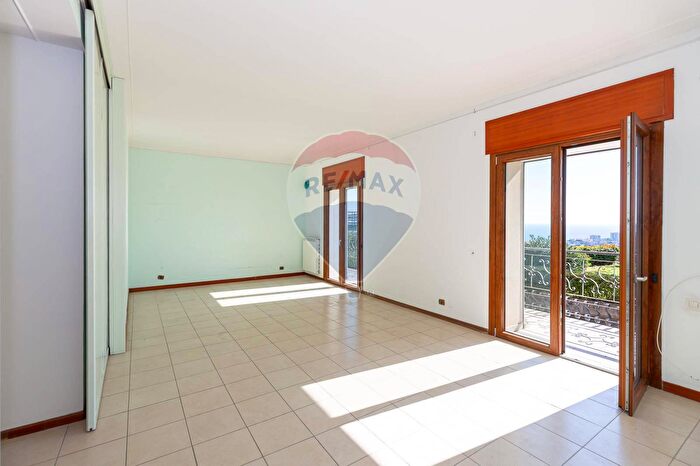 Appartamento con 6 locali in vendita in Via Novaluce, Tremestieri Etneo