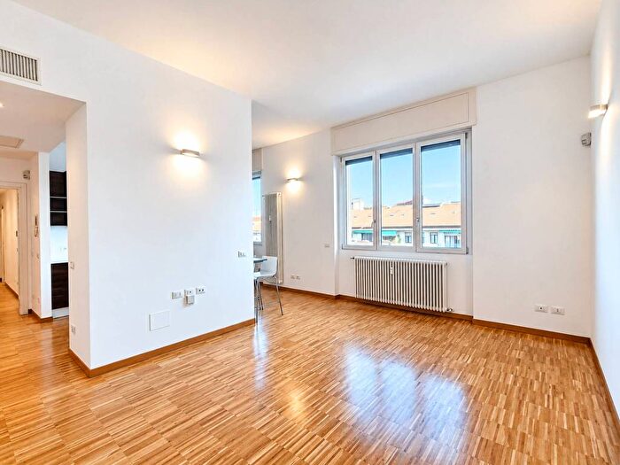 Appartamento trilocale in affitto in Via Giulio e Corrado Venini, Centrale, Milano