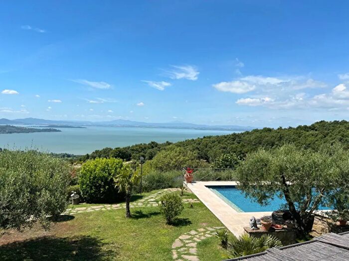Casa con 6 locali in vendita in Passignano Sul Trasimeno