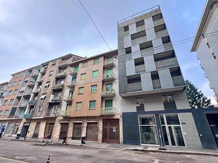 Appartamento trilocale in vendita in Via Genova, Torino