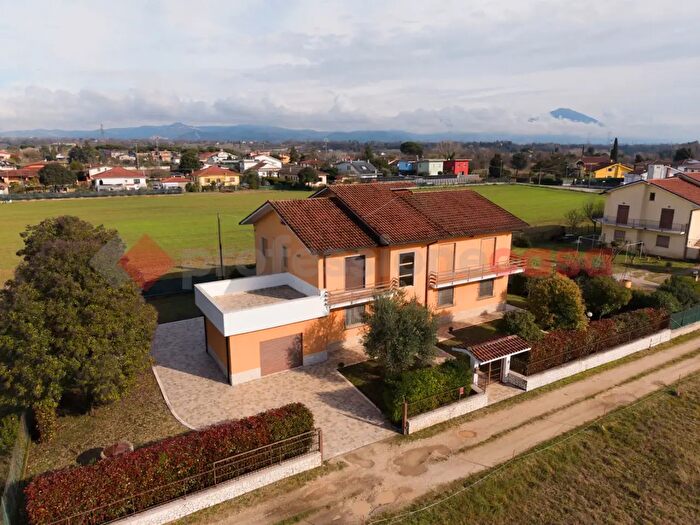 Casa con 10 locali in vendita in Via Cornete II Traversa Snc, Ceprano