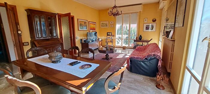 Appartamento con 9 locali in vendita in Petriano