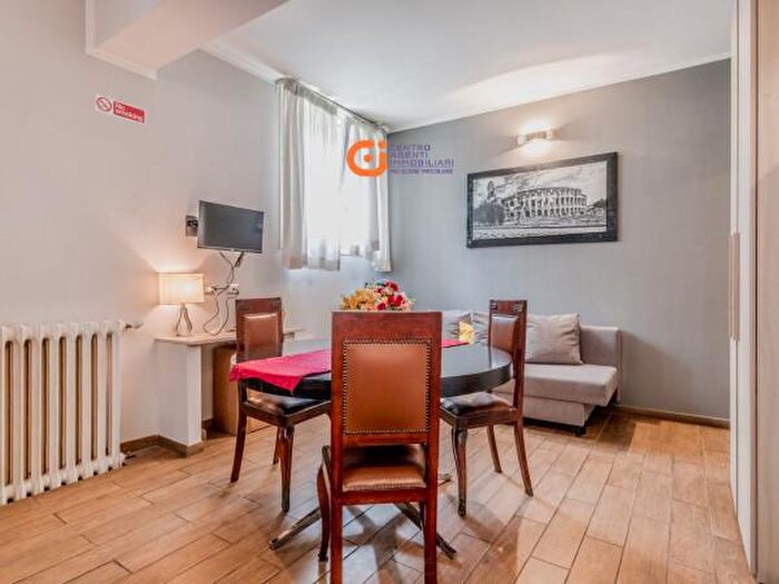 Appartamento con 5 locali in vendita in Via Pandosia, Roma