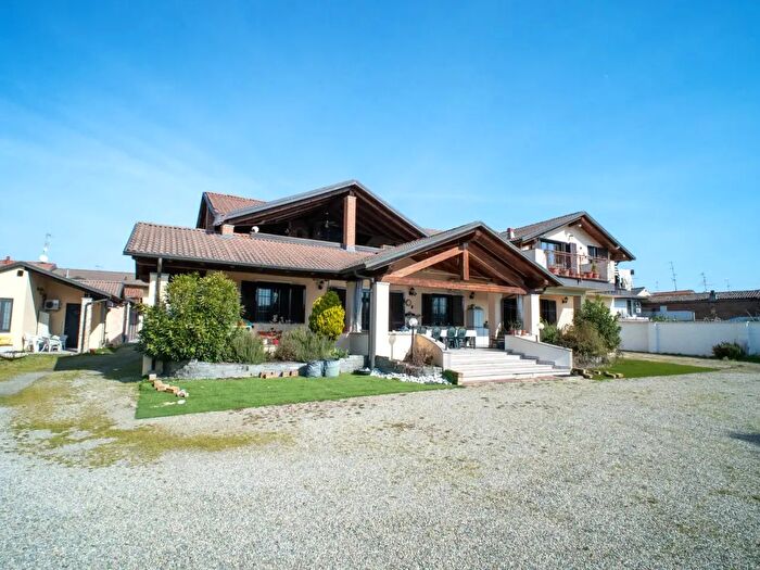 Casa con 8 locali in vendita in Vercelli