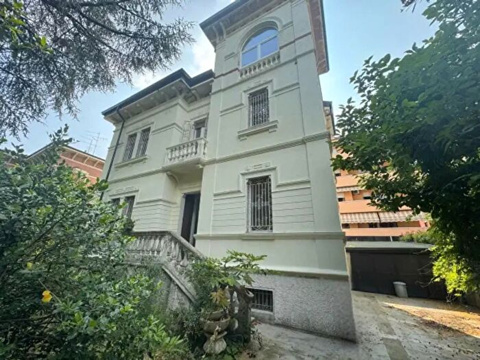 Casa con 6 locali in vendita in Viale Alessandro Manzoni, Verona