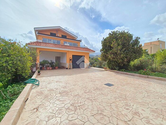 Casa con 15 locali in vendita in Via Ponte Parco, Monreale