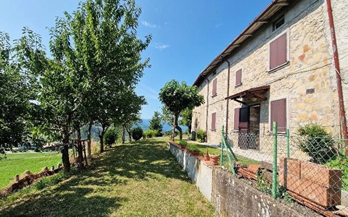 Appartamento con 10 locali in vendita in Montese