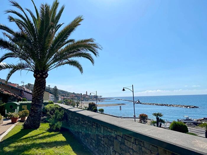 Appartamento trilocale in affitto in Via Donego Santo Stefano al Mare, Santo Stefano Al Mare