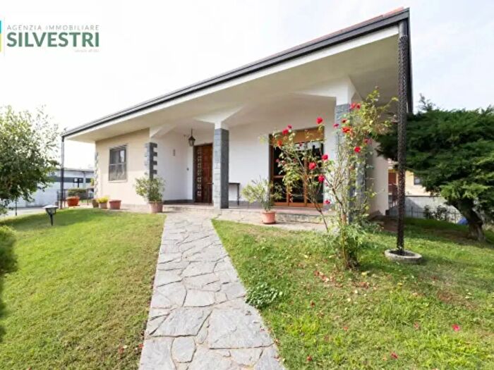 Casa quadrilocale in vendita in Briona