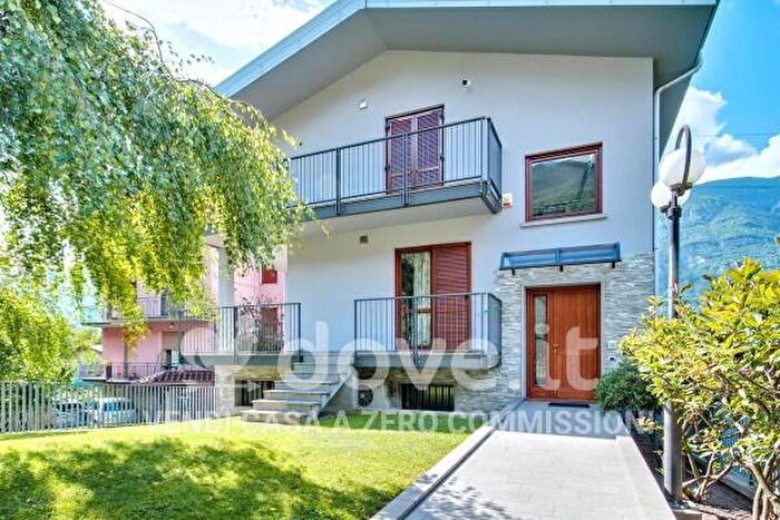 Casa con 6 locali in vendita in Via Casa Bianca, Esine