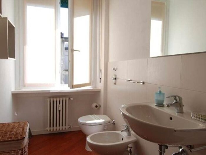 Appartamento trilocale in affitto in Via Conca del Naviglio, Corso Genova, Milano