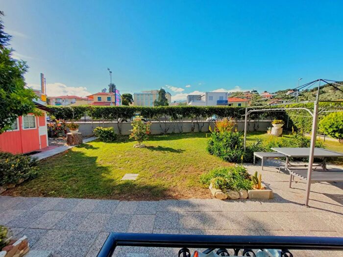 Appartamento trilocale in vendita in Via Generale Ardoino, Diano Marina