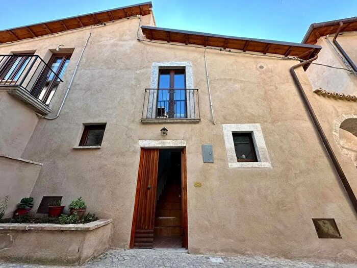 Casa trilocale in vendita in Via Giordano Bruno Snc, Navelli