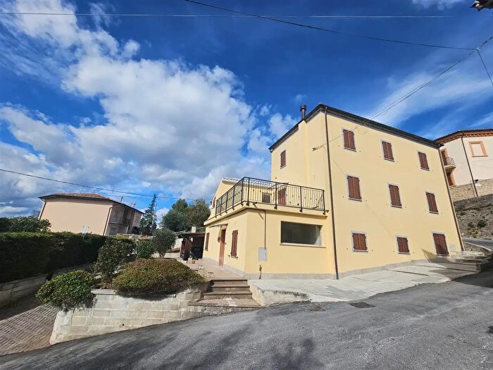Casa quadrilocale in vendita in Castelraimondo