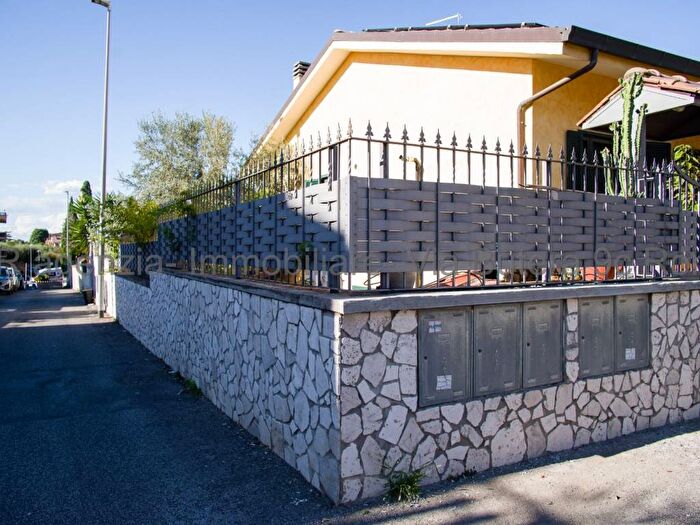 Casa con 6 locali in vendita in Via Butera, Borghesiana, Roma