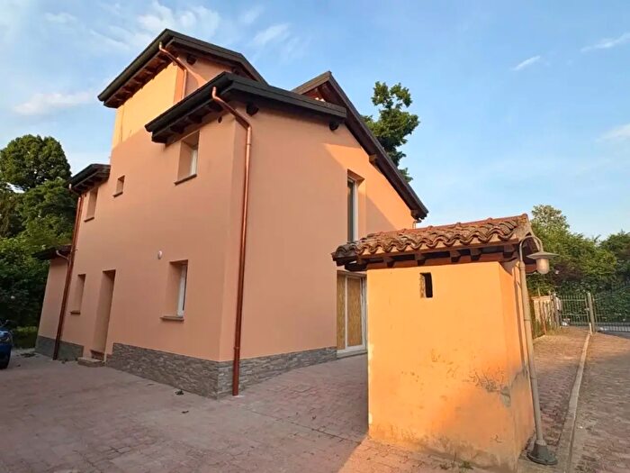 Casa con 10 locali in vendita in Via Modena, Castelvetro Di Modena