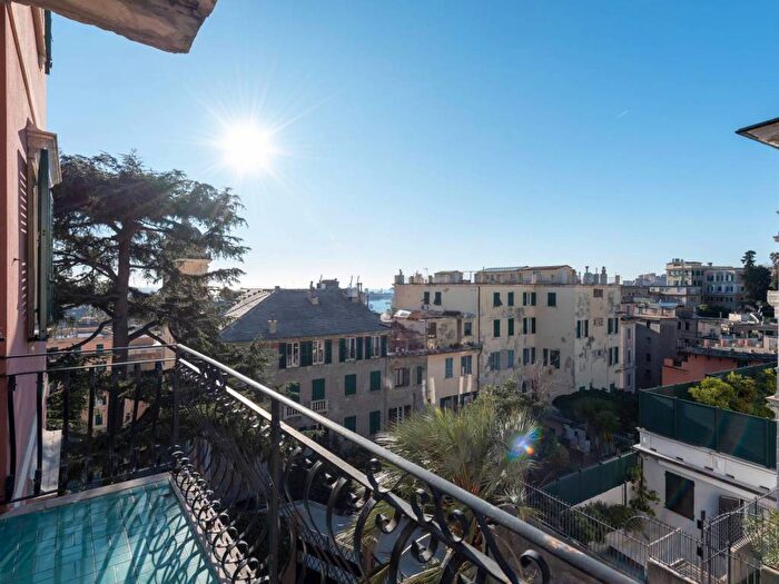 Appartamento trilocale in affitto in Corso Carbonara, Carmine, Genova