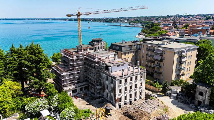 Appartamento quadrilocale in vendita in Via Lungolago C Battisti, Desenzano Del Garda