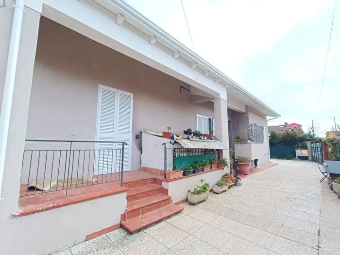 Casa con 8 locali in vendita in Massa