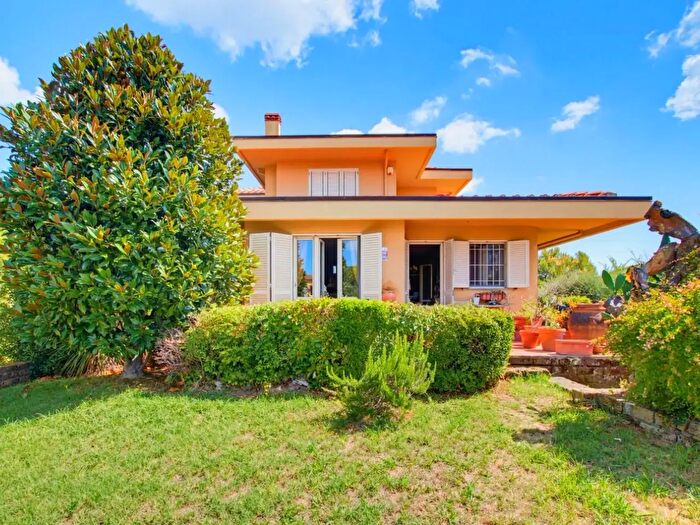 Casa con 10 locali in vendita in Pisa