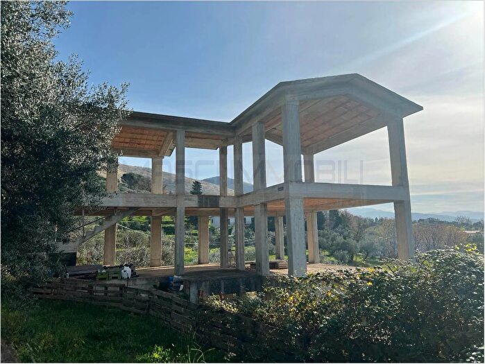 Casa con 7 locali in vendita in Via delle Cese Fara in Sabina, Fara In Sabina