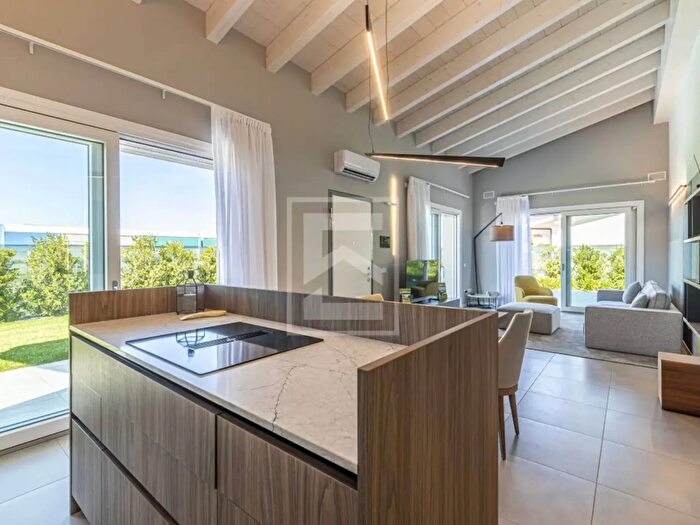 Appartamento quadrilocale in vendita in Via Monte Baldo, Desenzano Del Garda