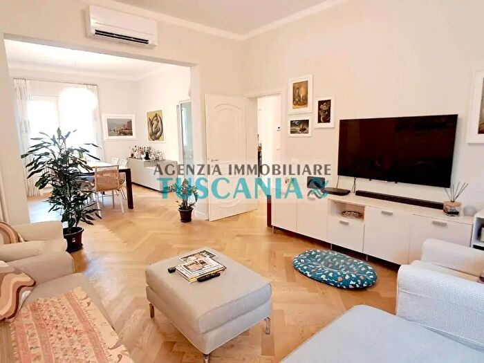 Casa con 11 locali in vendita in Cecina