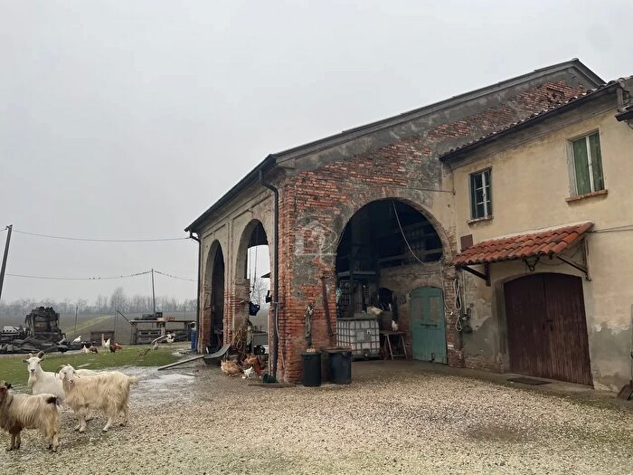 Casa con 10 locali in vendita in Suzzara