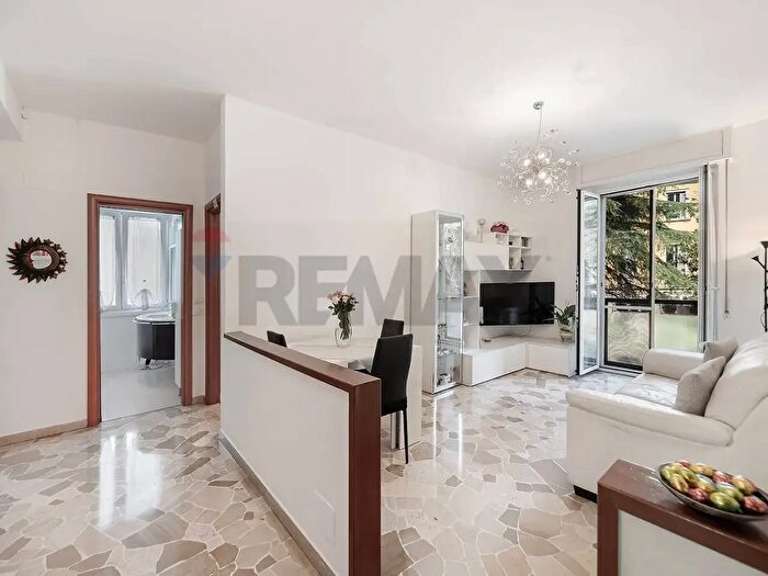 Appartamento trilocale in vendita in Via Prinetti, Milano