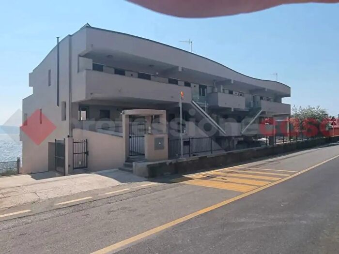 Appartamento trilocale in vendita in Via Nazionale Giampilieri Marina, Messina