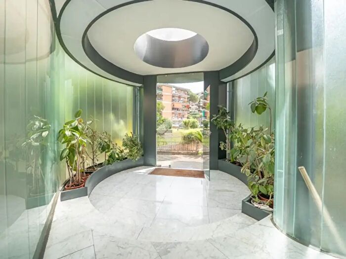 Appartamento trilocale in vendita in Via Peccioli, Roma