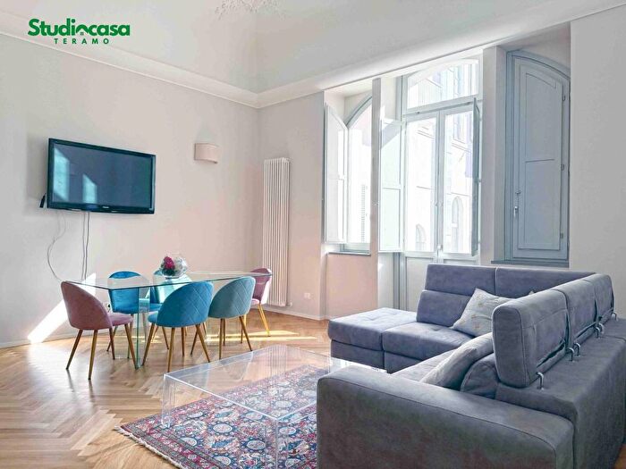 Appartamento quadrilocale in affitto in Viale Giuseppe Mazzini, Centro, Teramo