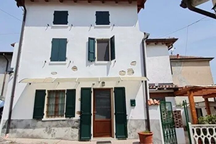 Casa trilocale in vendita in Frazione Frenzo Montecalvo Versiggia, Montecalvo Versiggia
