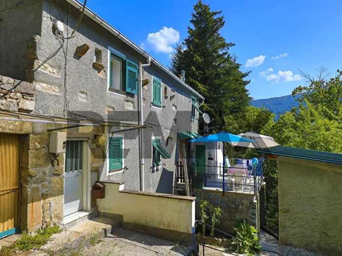 Casa con 5 locali in vendita in Borzonasca
