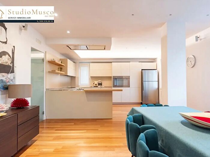 Appartamento con 5 locali in vendita in Via Michele Kerbaker, Napoli