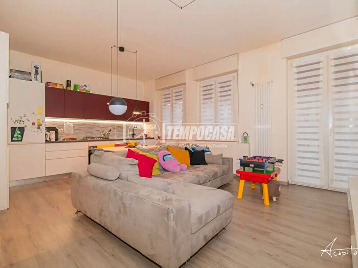 Appartamento trilocale in vendita in Via Crespellani, Modena