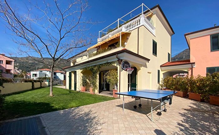 Appartamento quadrilocale in vendita in Regione San Martino Taggia, Taggia